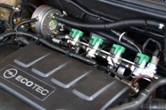 Der Motorraum mit dem Verdampfer des auf Autogas nachgerüsteten Opel Astra 1,6